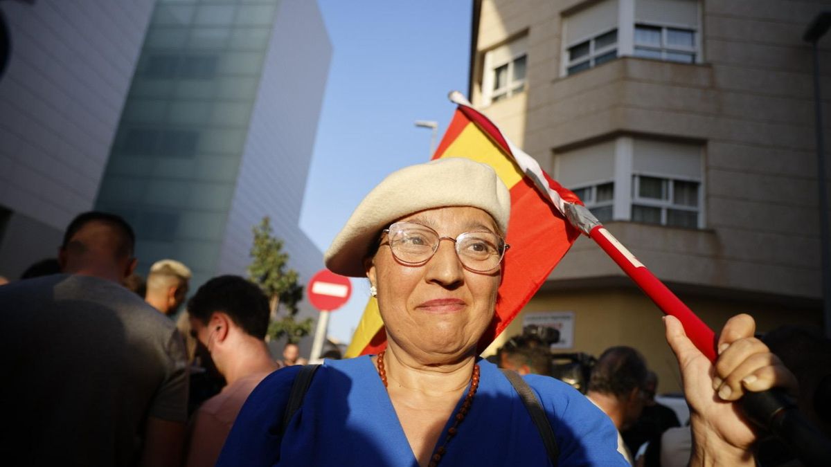 Una manifestante con una bandera carlista el pasado martes en Torre Pacheco.