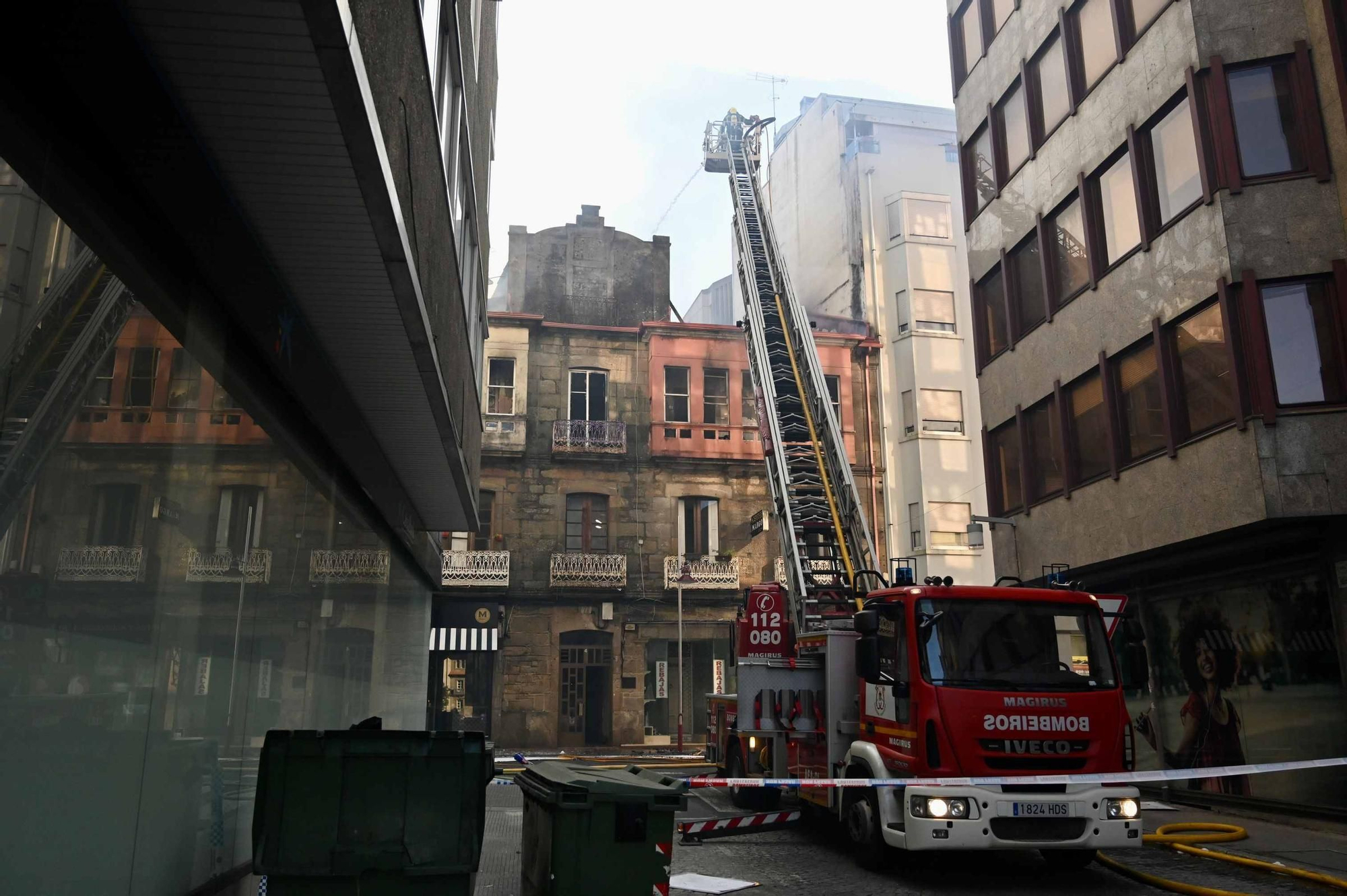 Dieciocho desalojados por el incendio de un edificio en el centro de Pontevedra