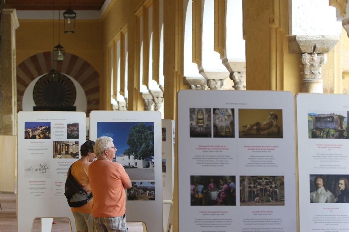 Exposición sobre patrimonio español en el patio de los Naranjos