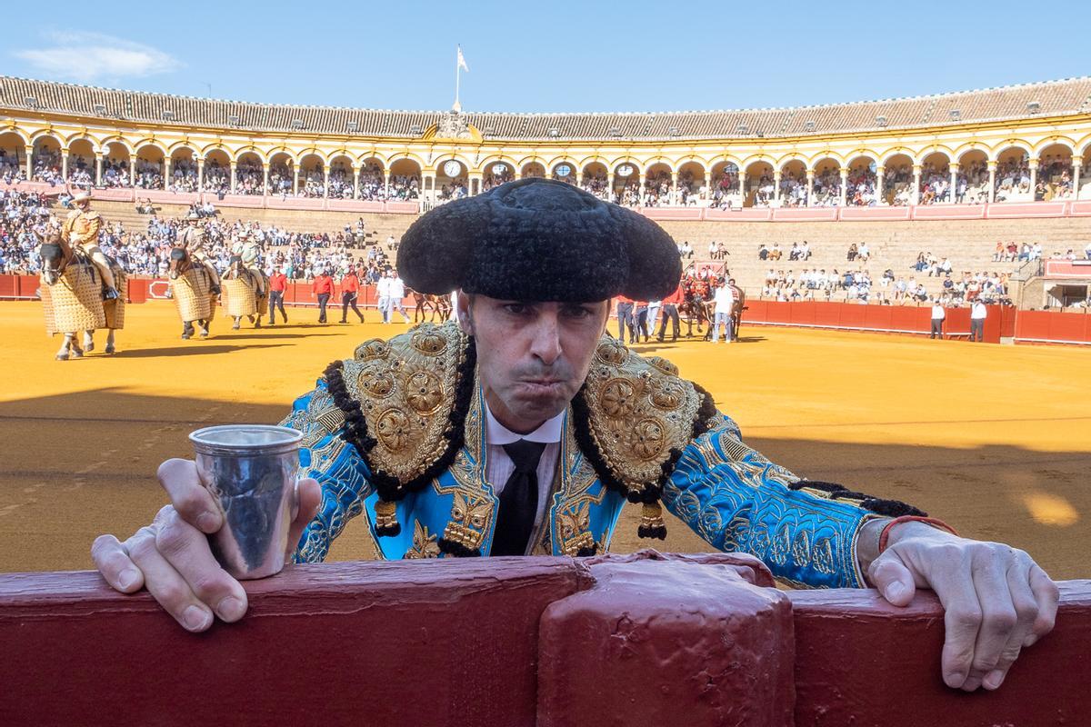 Agua y estiramientos antes de que salga el primero.