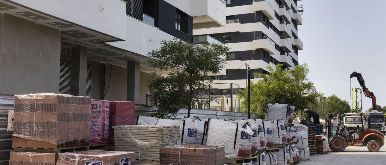 Trabajos en un edificio de València cuya construcción avanza con normalidad, ayer.