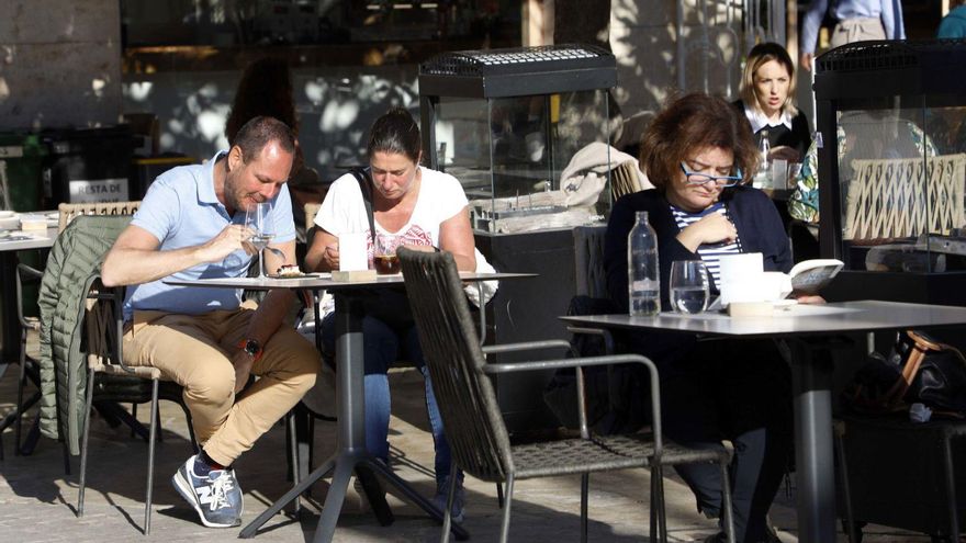 Varios turistas en una terraza de València, el lugar donde muchos de ellos deben quedarse aunque estén vacunados en sus países. | MA MONTESINOS