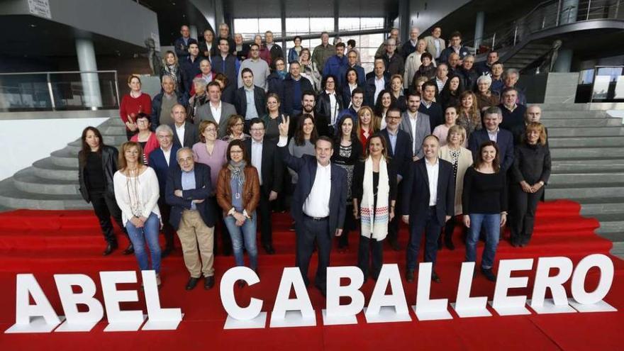 Abel Caballero, en el centro, hace la señal de la V de Vigo, acompañado de los candidatos del PSOE y simpatizantes, ayer en Vigo. // R. Grobas