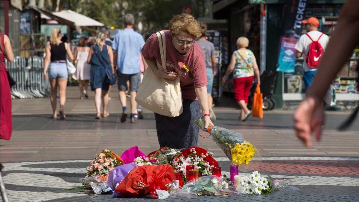 Primeras ofrendas florales en la Rambla, en la víspera del aniversario de los atentados del 17A.