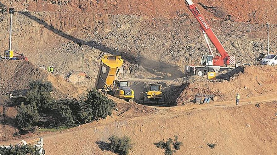 Julen murió atrapado por la tierra que movió en su caída al pozo