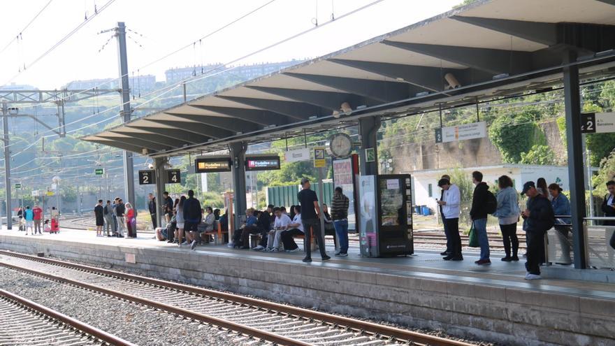 Impotència i resignació entre els usuaris de l’R4 a Manresa: “M’han recomanat l’altre tren, però a mi no em serveix”
