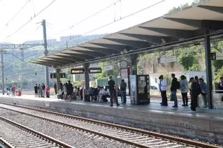 Impotència i resignació entre els usuaris de l’R4 a Manresa: “M’han recomanat l’altre tren, però a mi no em serveix”