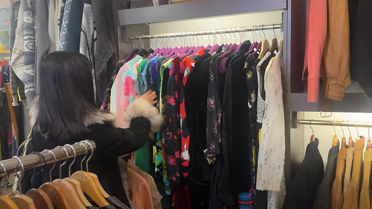 Una creadora de contenido visita una tienda vintage de A Coruña