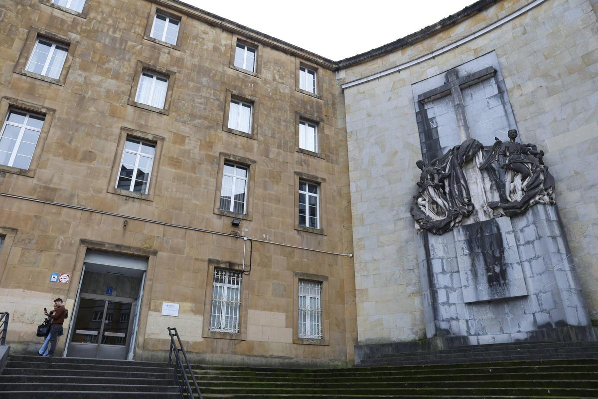La escultura "Héroes del Simancas", adosada a una de las fachadas del colegio de La Inmaculada.