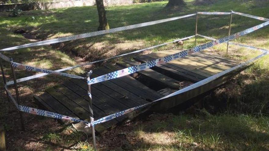 La policía acordona el puente y la fuente de la carballeira de A Estrada