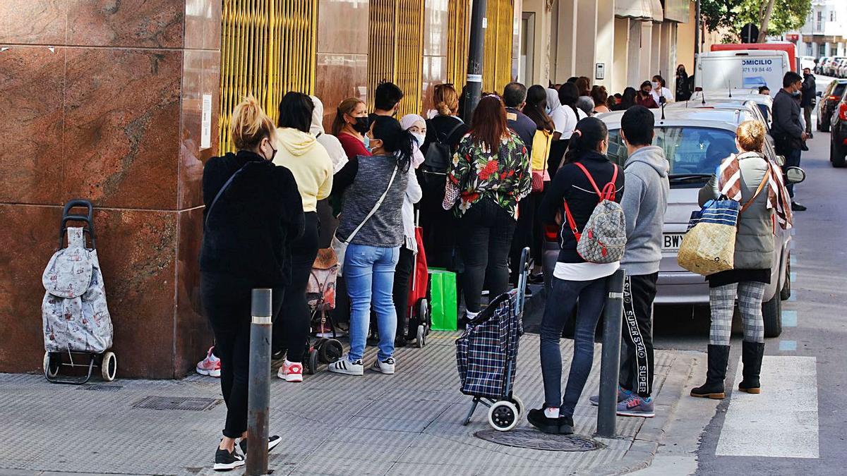 Colas junto a Cáritas en marzo para un reparto de alimentos.