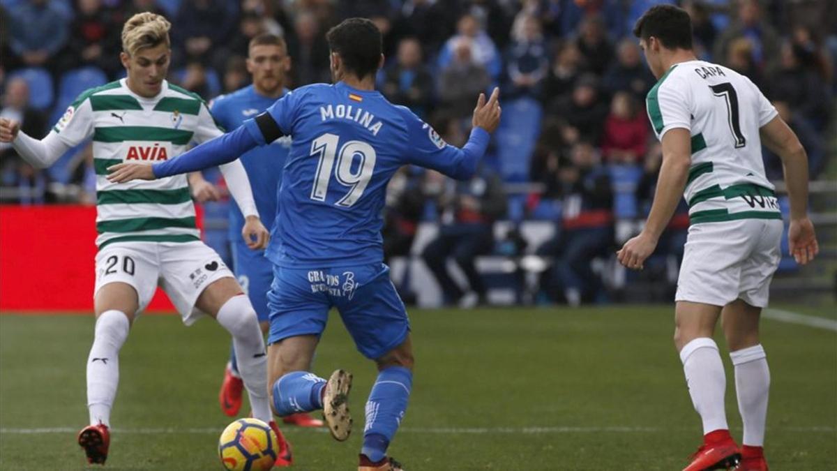 Getafe y Eibar pugnan por un balón en el partido disputado en la primera vuelta