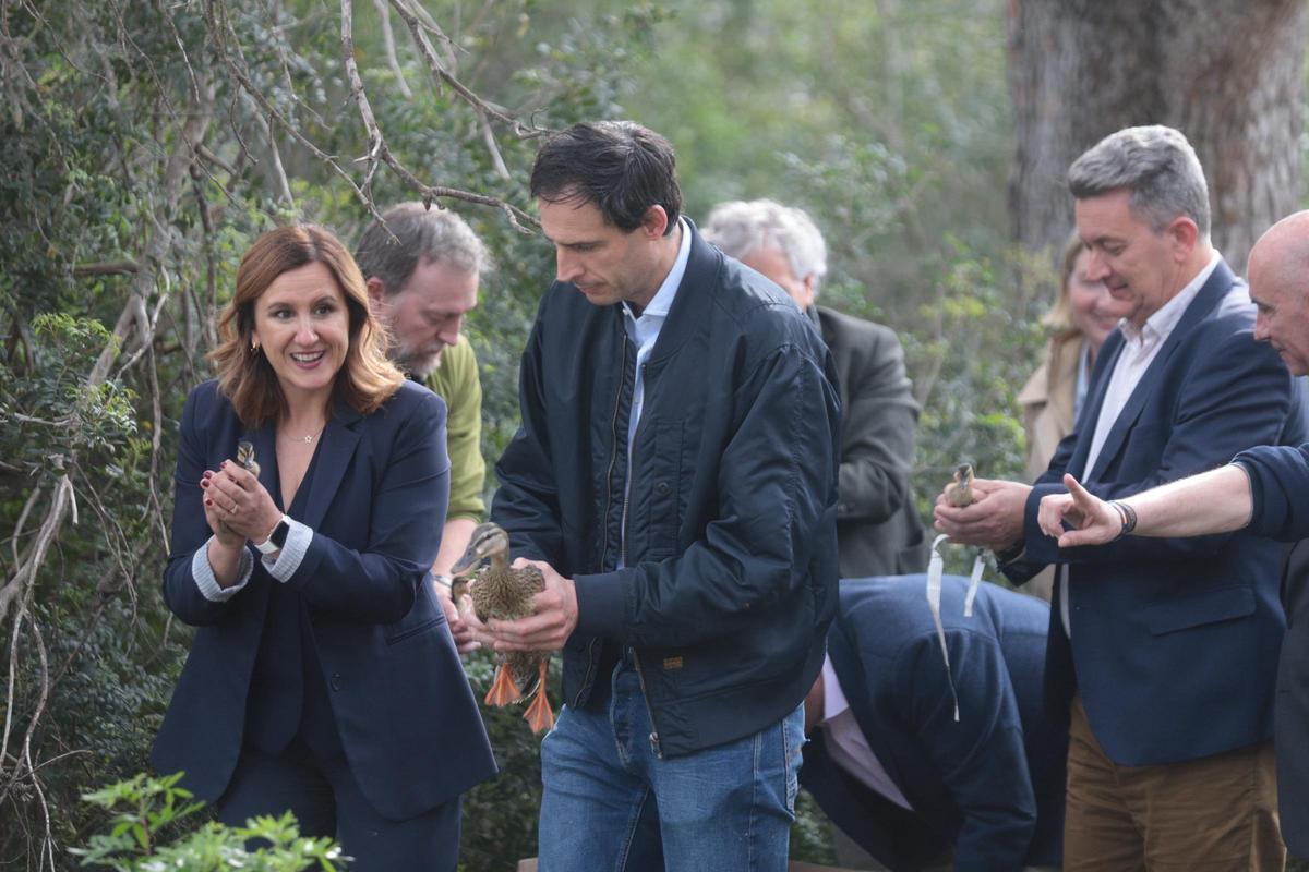 Un momento de la suelta de patos.