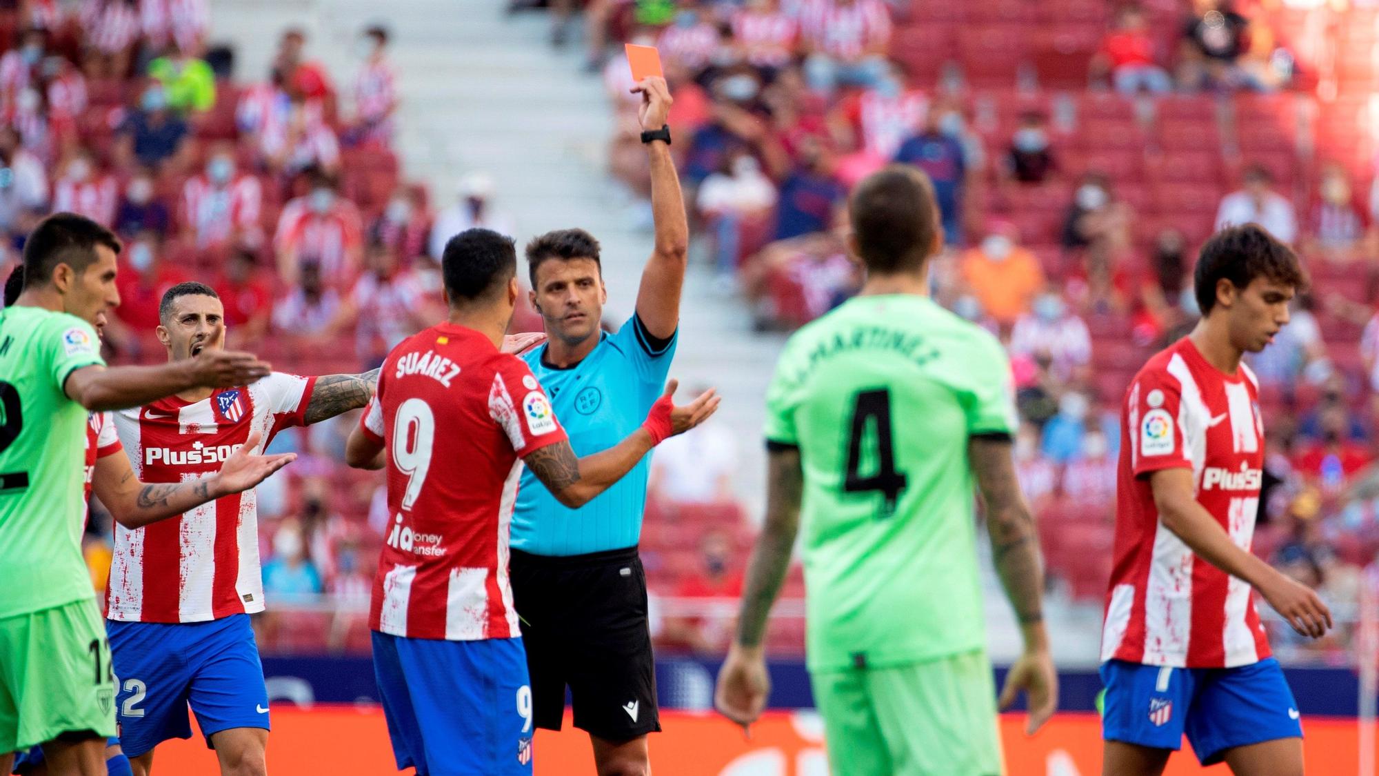 Joao Félix se va expulsado por Gil Manzano.