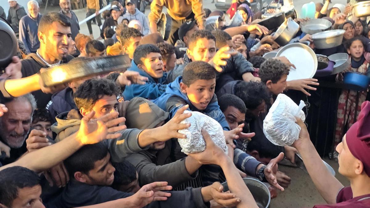 Reparto de comida en la Franja de Gaza
