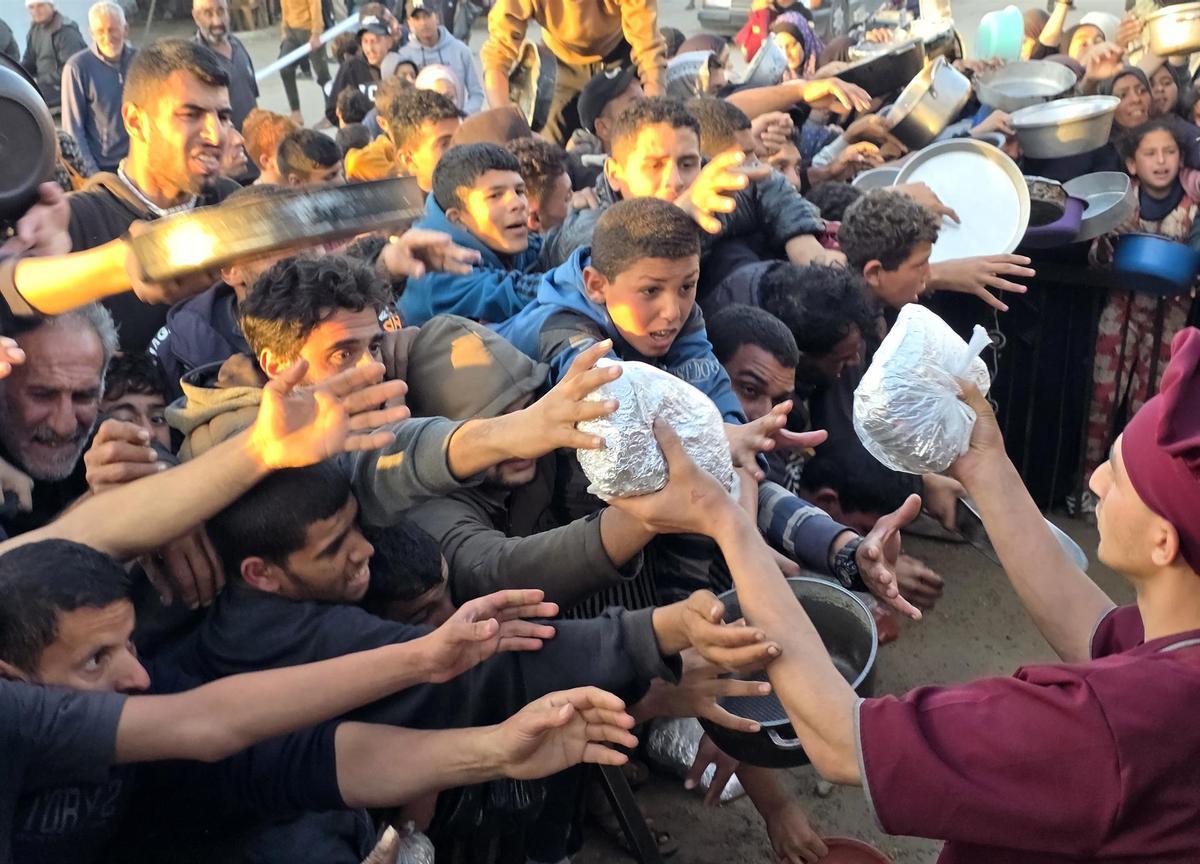 Reparto de comida en la Franja de Gaza