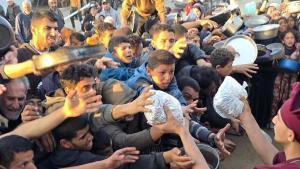 Reparto de comida en la Franja de Gaza