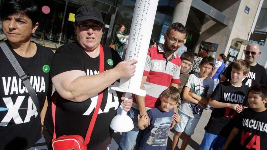 Protesta de padres para reclamar vacunas contra la meningitis, el pasado domingo, en A Coruña.
