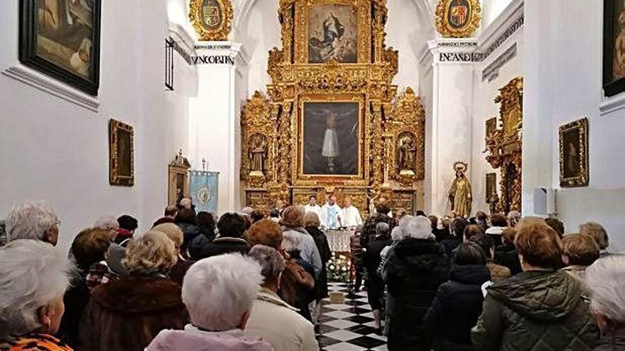 Devotos participan en la misa oficiada en la capilla de la residencia.