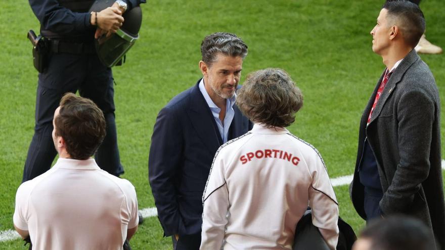 Alenadro Irarragorri dialoga con Carlos Rivera, de espaldas, ante Israel Villaseñor, a la derecha. | ÁNGEL GONZÁLEZ