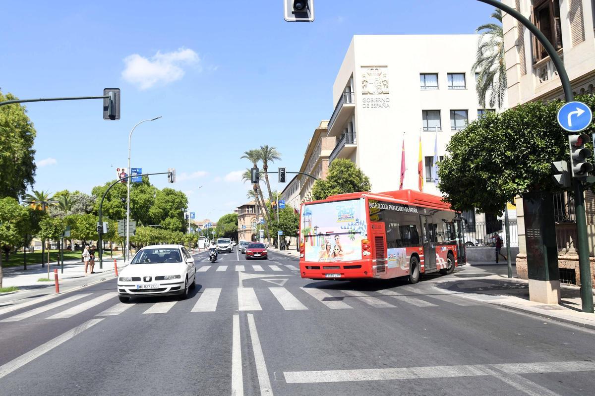 El Ayuntamiento recuperará el doble sentido en la avenida Teniente Flomesta, a partir de la calle Correos.