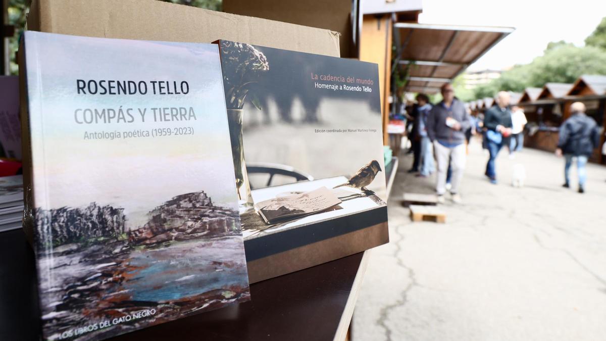 El último libro publicado por Rosendo Tello, 'Compás y tierra', y 'La cadencia del mundo', el homenaje que le realizaron en 2021 una veintena de autores aragoneses, este domingo en la Feria del Libro de Zaragoza.
