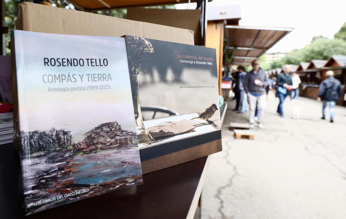 El último libro publicado por Rosendo Tello, 'Compás y tierra', y 'La cadencia del mundo', el homenaje que le realizaron en 2021 una veintena de autores aragoneses, este domingo en la Feria del Libro de Zaragoza.