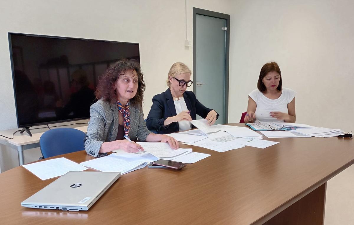 A la izquierda, Eva Ledo, junto a dos funcionarias de su departamento en la presentación de la propuesta del nuevo calendario escolar.