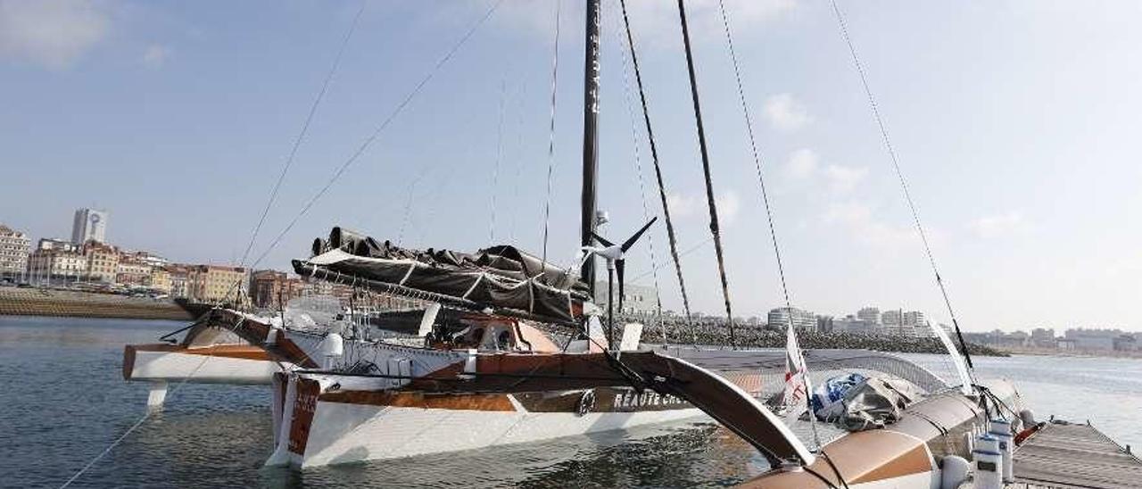 El &quot;Réauté Chocolat&quot;, amarrado ayer en el puerto deportivo.