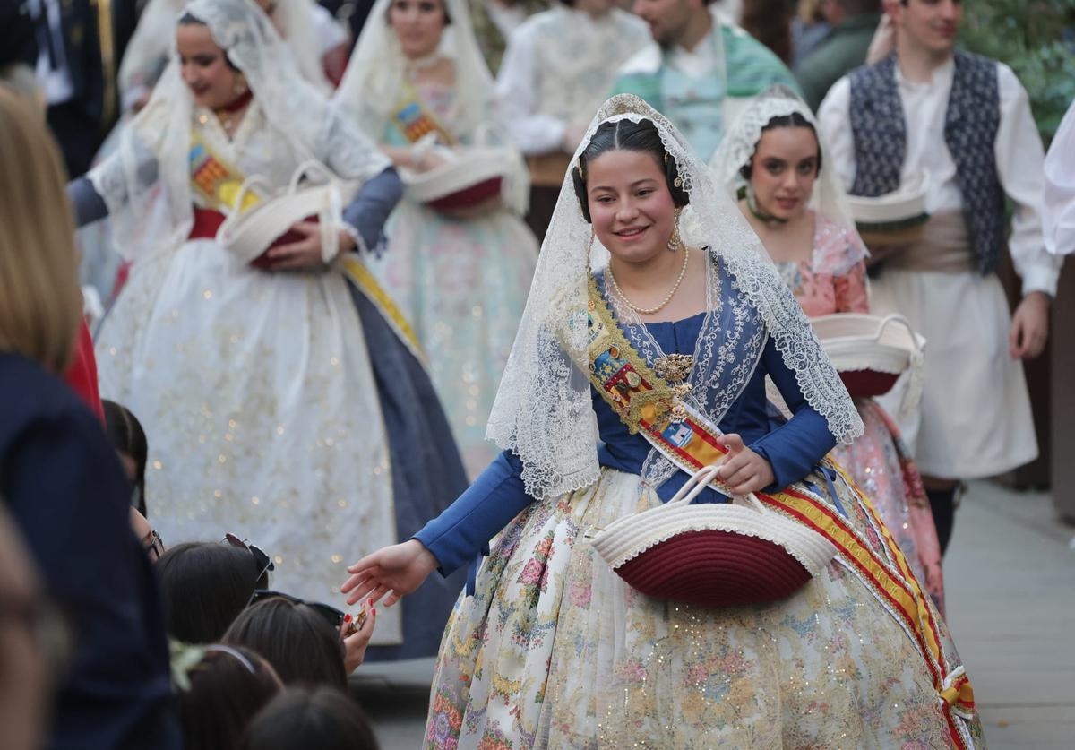 Reparten caramelos entre el público.