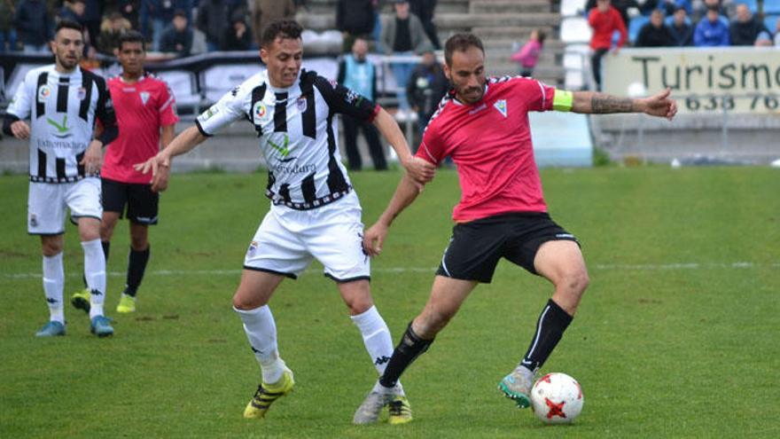 El capitán marbellí Añón, presionado por un jugador del Badajoz durante el choque de ayer.