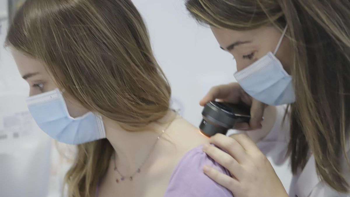 La especialista en Dermatología del hospital Reina Sofía Gloria Garnacho realiza una exploración.