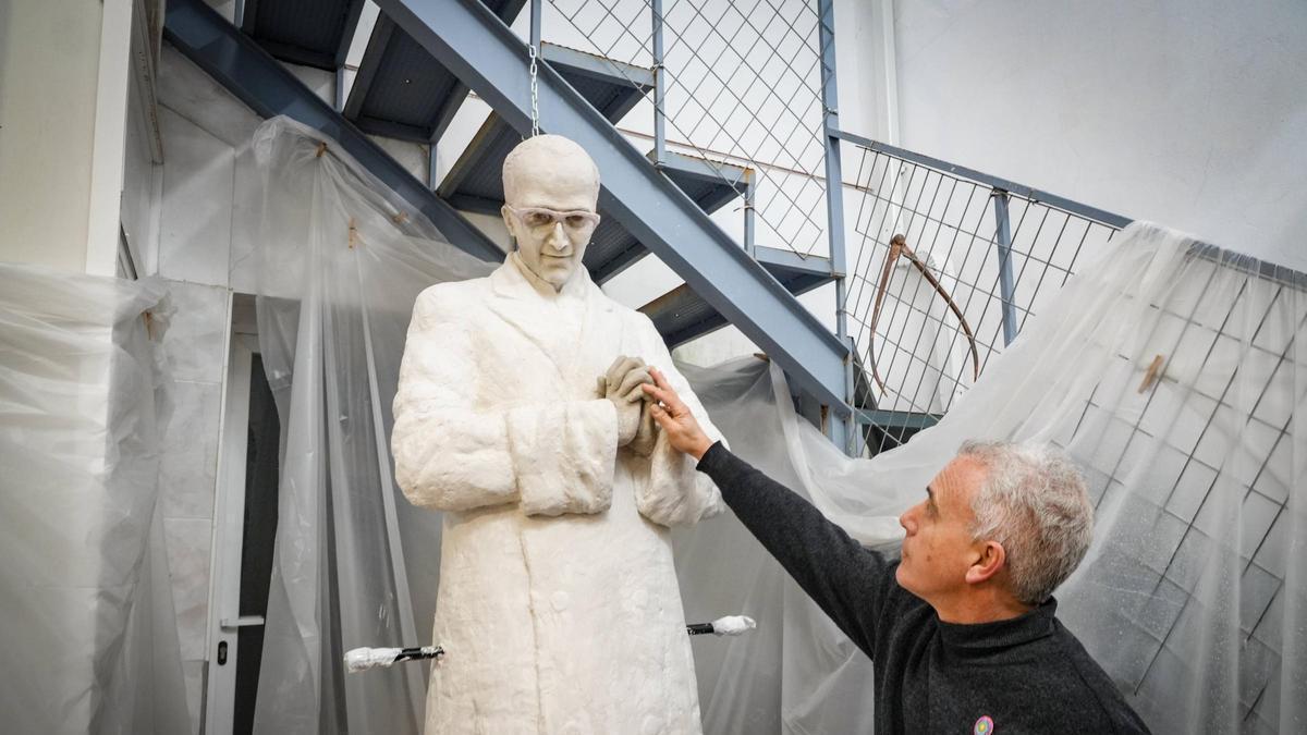 Vídeo | Así es la escultura del Padre Rafael realizada por el artista Gamero Gil, que será colocada junto al antiguo Hospital Provincial de Badajoz