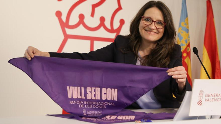 La vicepresidenta Mónica Oltra, ayer mostrando un pañuelo conmemorativo del 8 de Marzo.