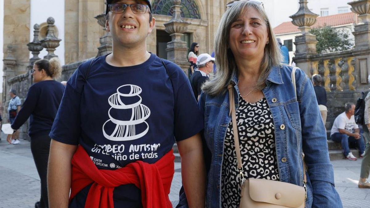 Adrián Márquez, joven con autismo, junto a su madre, Ana Prol.  | // A. V.