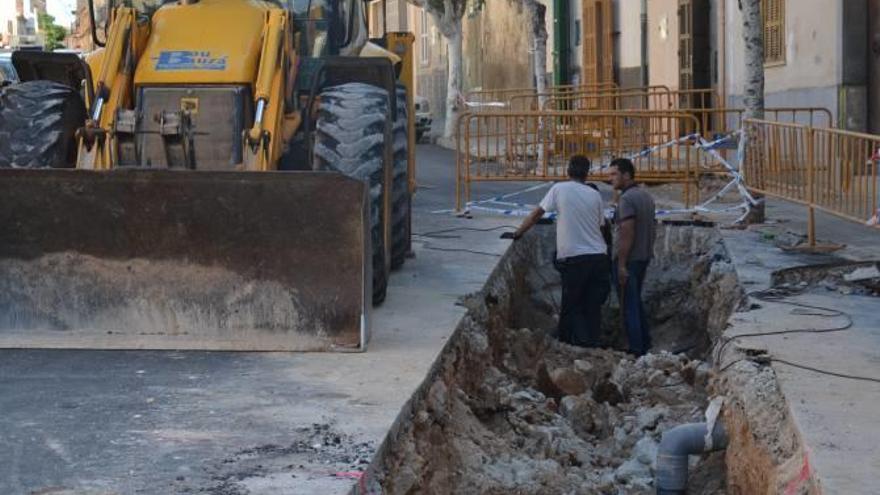 Ayer empezaron obras de urgencia en la calle Santa Anna.