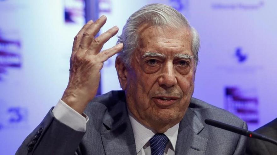Mario Vargas Llosa, hospitalizado tras una caída en su domicilio