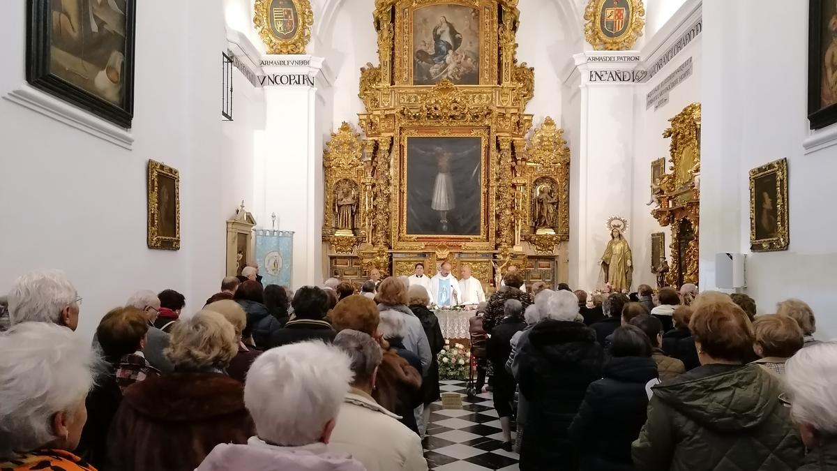 Vecinos asisten a una misa oficiada en una edición anterior de la fiesta de la Virgen