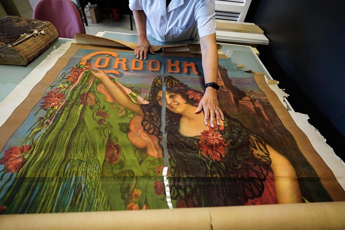 Proceso de restauración de un cartel.