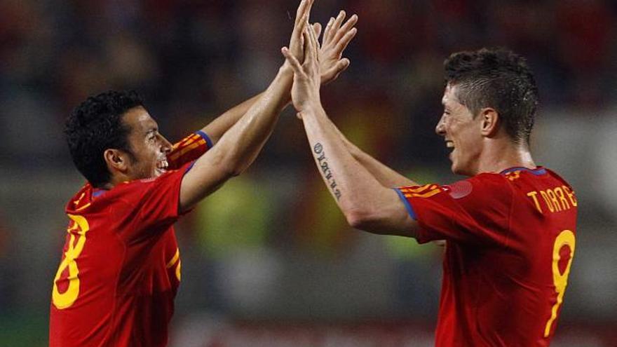 Fernando Torres celebra con Pedro el gol anotado ante Polonia.