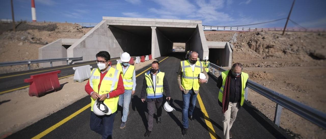 El presidente y el vicepresidente del Cabildo, Pedro Martín y Enrique Arriaga, en una visita reciente a las obras en Oroteanda, junto a la autopista del Sur.