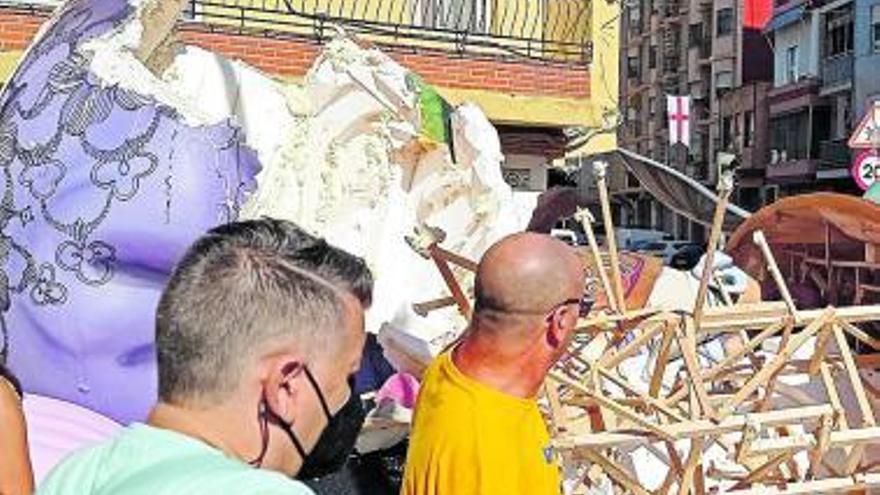 Artistas evalúan los daños en algunos de los remates de la Falla La Cotxera de Torrent. | S.C.