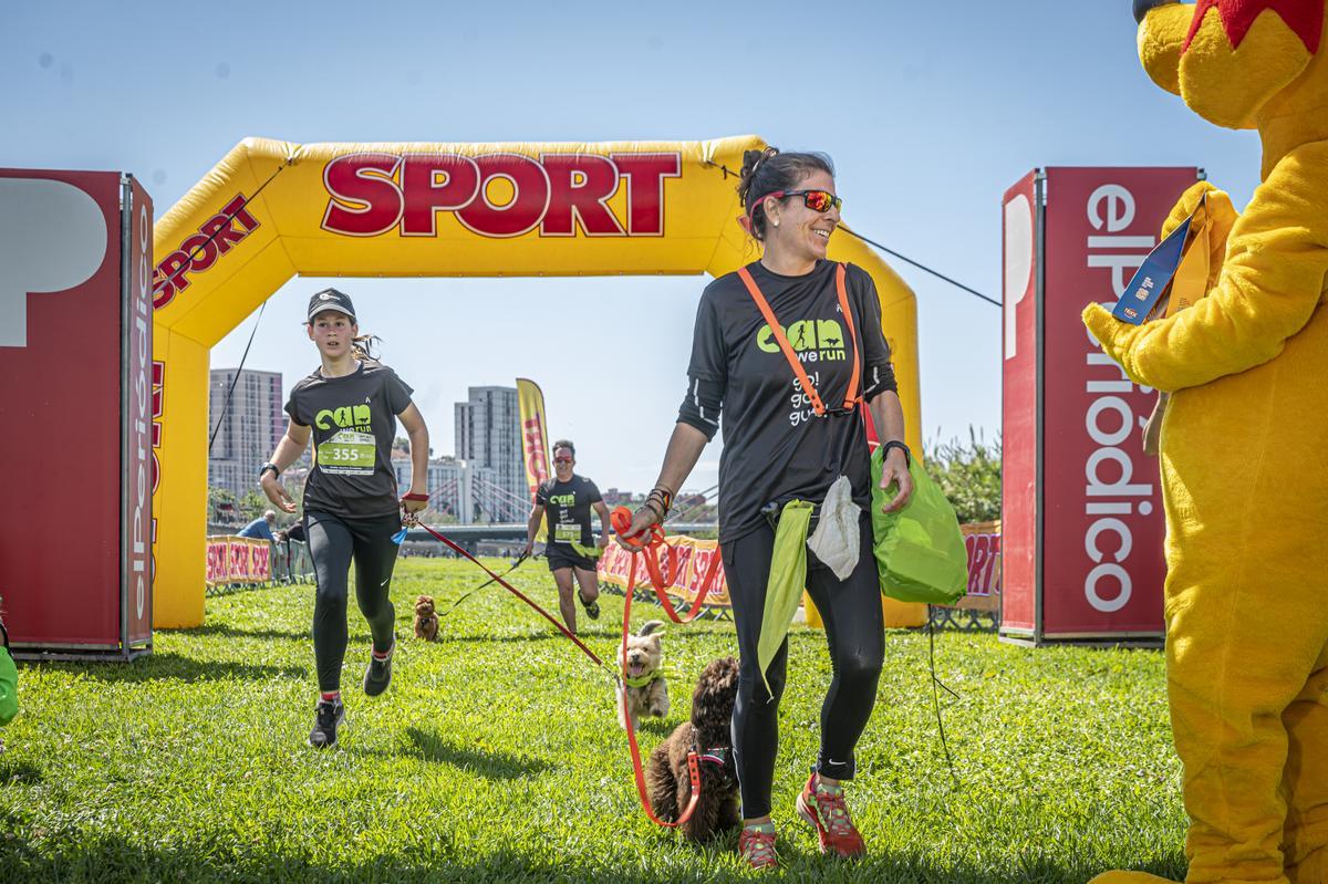 CAN WE RUN BARCELONA. La carrera organizada por Prensa Ibérica y El Periódico de Catalunya con la colaboración de Sport ,  donde las personas y sus mascotas perrunas corren en familia