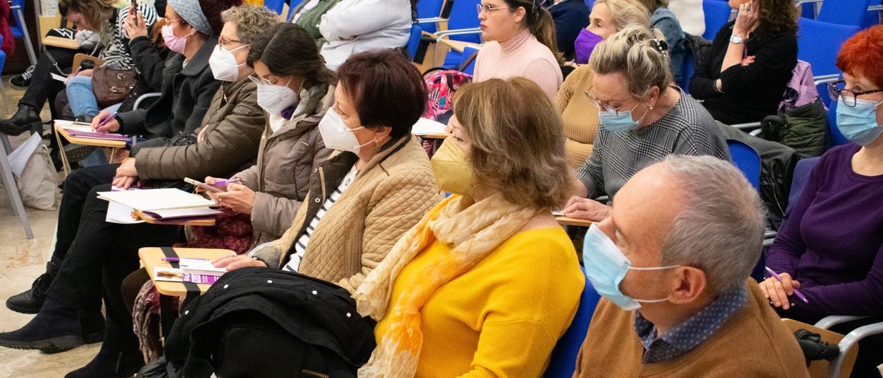 Asistentes a las jornadas &#039;Ni tú, ni yo. Nosotras&#039;, de la Plataforma Cordobesa Contra la Violencia a las Mujeres.