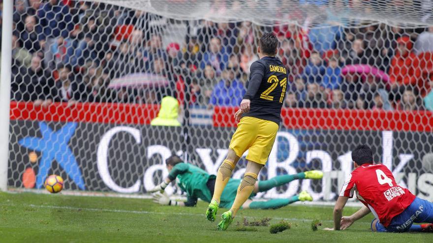 Kevin Gameiro anota el tercer gol de Atlético de Madrid ante el Sporting de Gijón