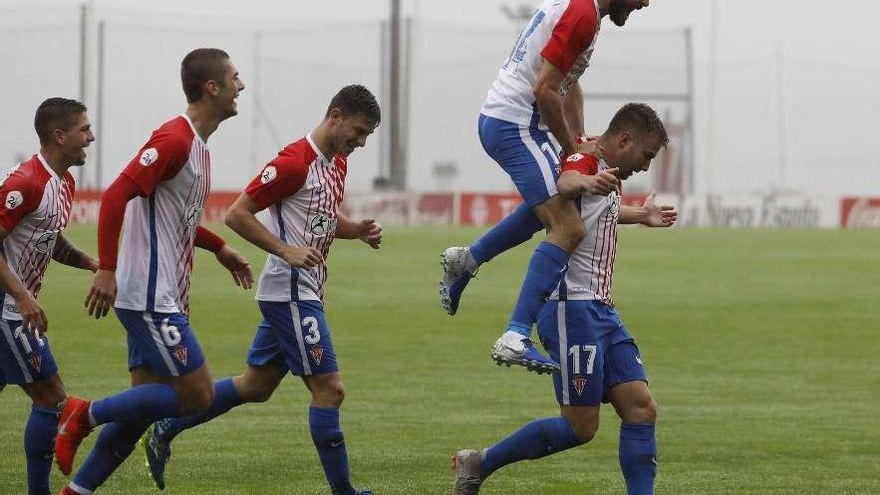 Bertín, Gragera, Espeso, Isma Aizpiri y César García celebran uno de los goles del Sporting B ante el San Sebastián de los Reyes esta temporada.