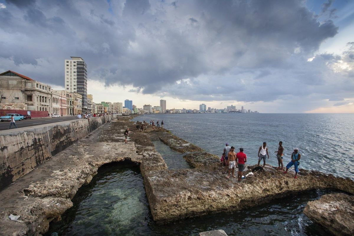 Malecón de La Habana, lugar de reunión de los habaneros