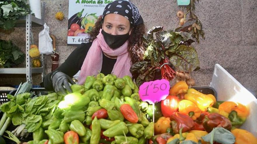 María Carramal en su puesto ecológico de la plaza de abastos de Portonovo.