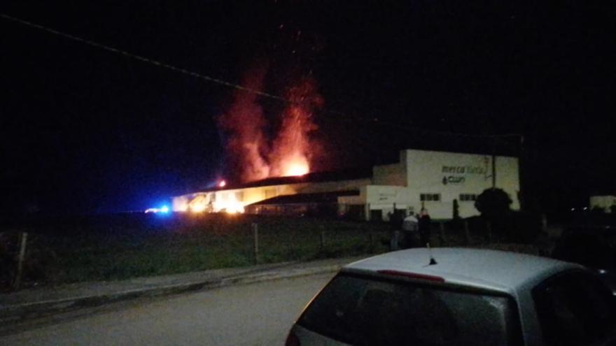 Arde la cubierta y un tercio de la nave de Clun en Mazaricos sin causar víctimas