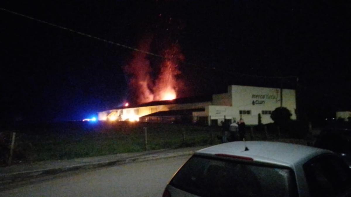 Una vista de las instalaciones de Clun en A Picota en el incendio de esta madrugada